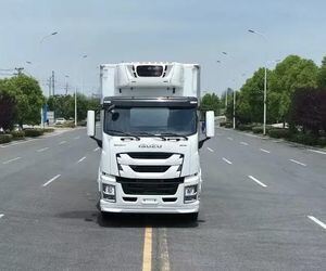 Large Freezer Truck Transporting Meat and Seafood Refrigerated Delivery Truck Box Truck